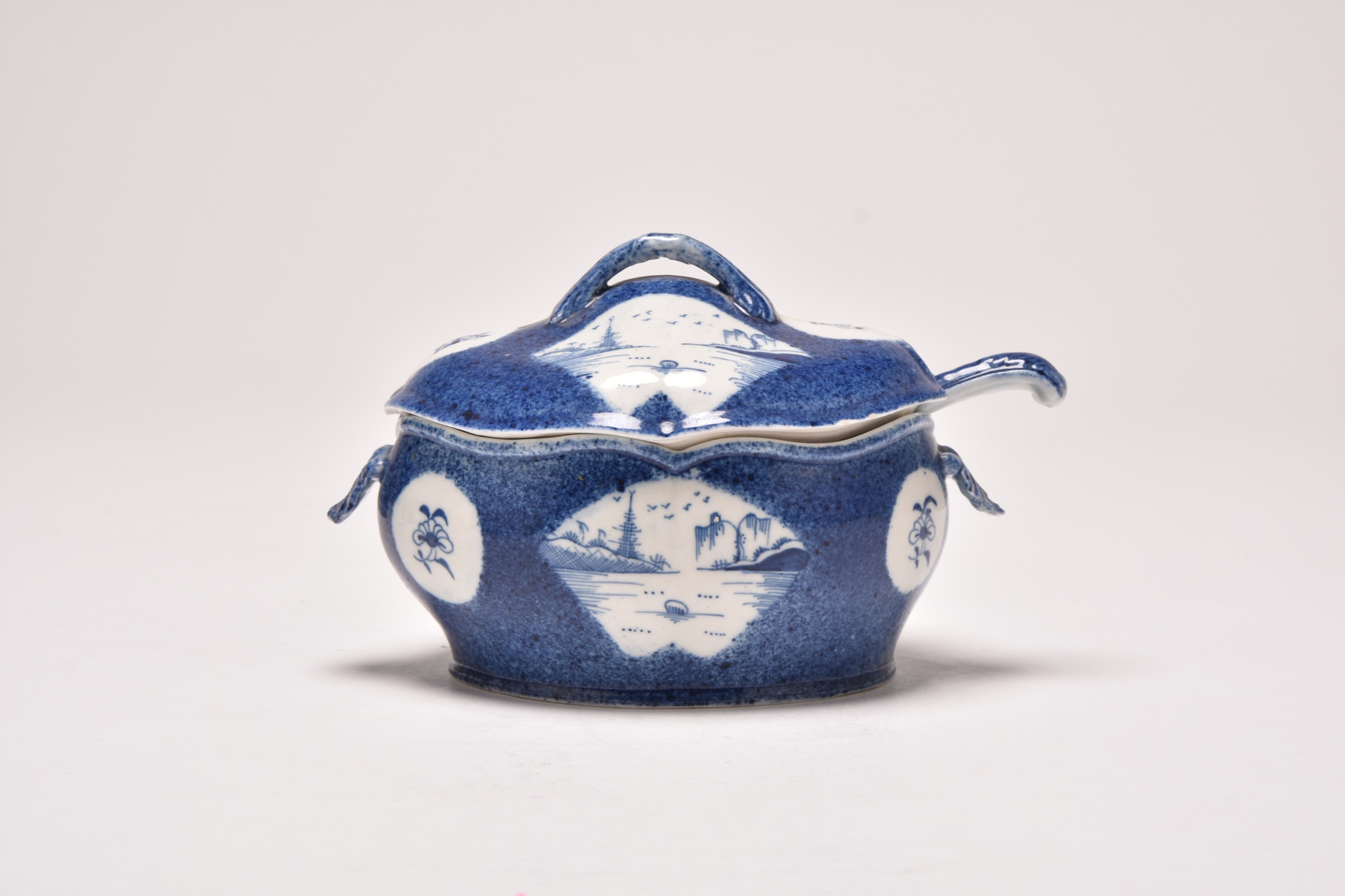 A rare Caughley 'Fan-Panelled Landscape' dessert tureen with cover and ladle that sold for £850. Halls
