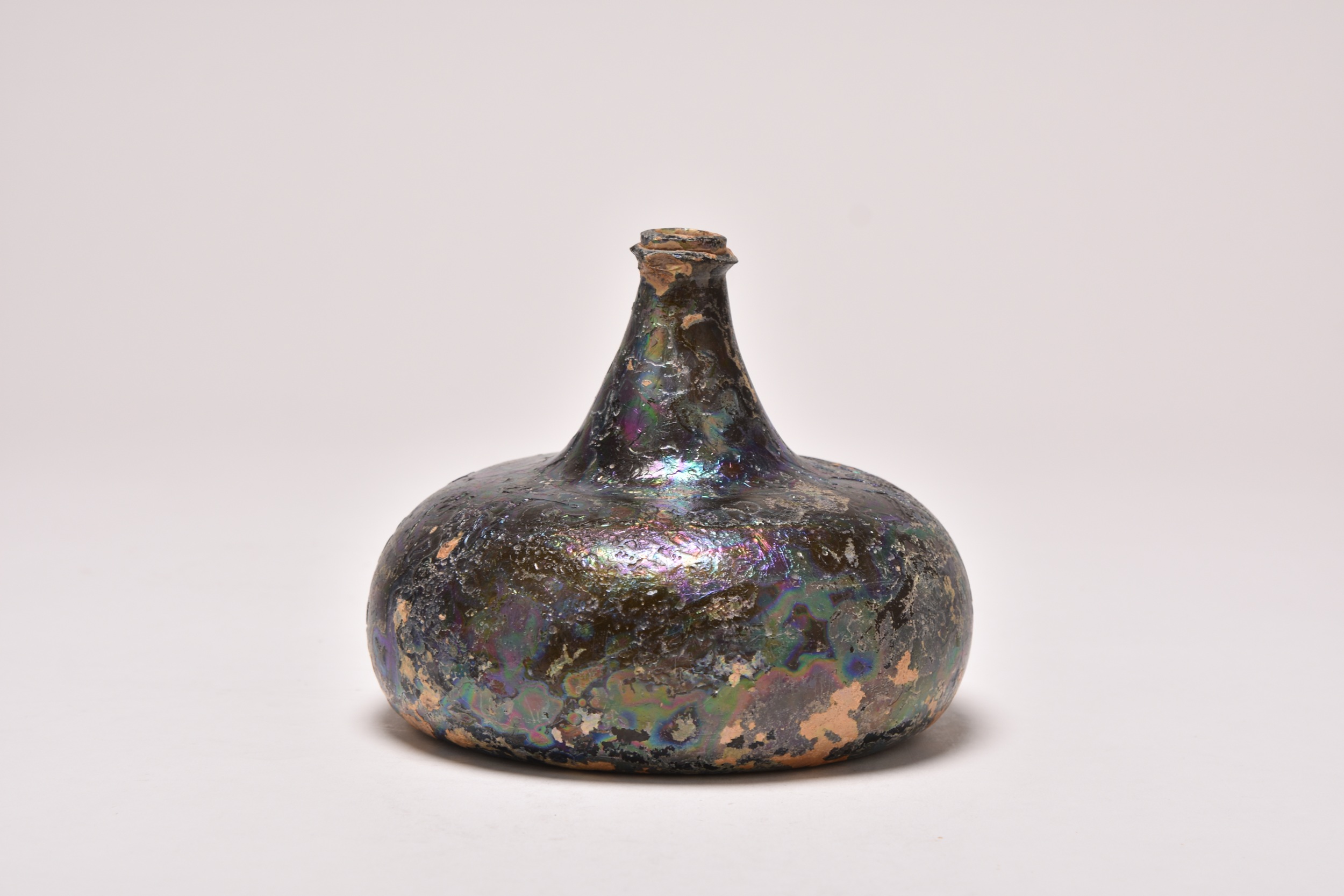 This early 18th century, onion shaped wine bottle was dug up in Shrewsbury and sold for £550. Halls