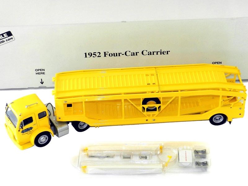 Lot 111 - Danbury Mint 1/24 1952 Four Car Transporter