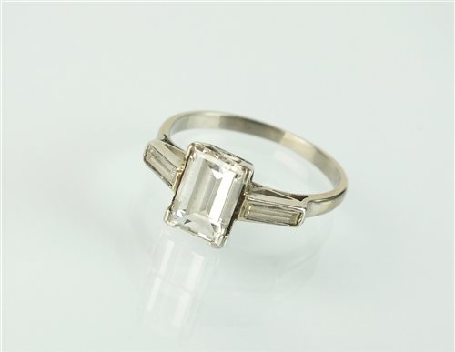Lot 139 - A rectangular cut diamond ring