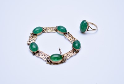 Lot 118 - A 9ct gold green agate bracelet and ring