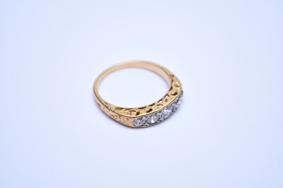Lot 95 - A five stone graduated diamond ring