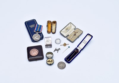 Lot 83 - A small collection of jewellery and bijouterie