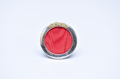 Lot 71 - A Stuart Devlin silver mounted circular photograph frame
