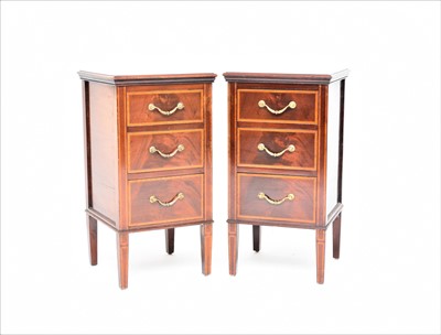 Lot 434 - A pair of bedside chests of three drawers