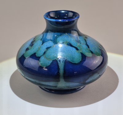 Lot Moorcroft 'Moonlit Blue' vase