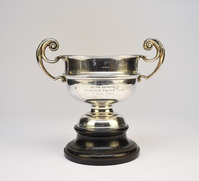 Lot 11 - A silver presentation trophy cup
