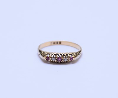Lot 53 - An 18ct gold graduated five stone diamond and ruby ring
