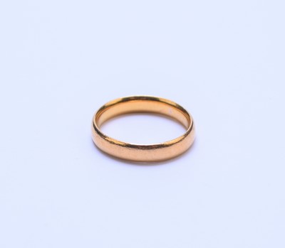 Lot 69 - A 22ct gold plain polished wedding band