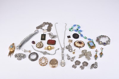 Lot 317 - A large collection of jewellery and costume jewellery