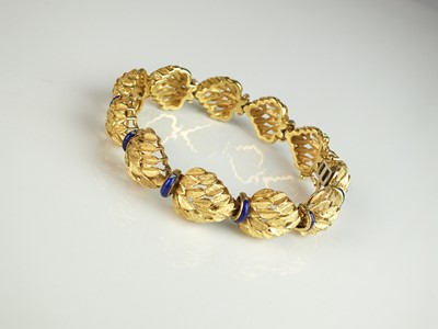 Lot 277 - An 18ct gold and blue enamel bracelet
