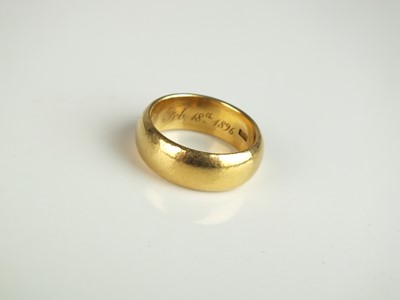Lot 273 - An 18ct gold band