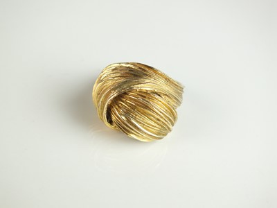 Lot 190 - A 9ct gold stylised textured knot ring