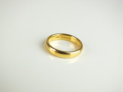 Lot 242 - A 22ct gold wedding band