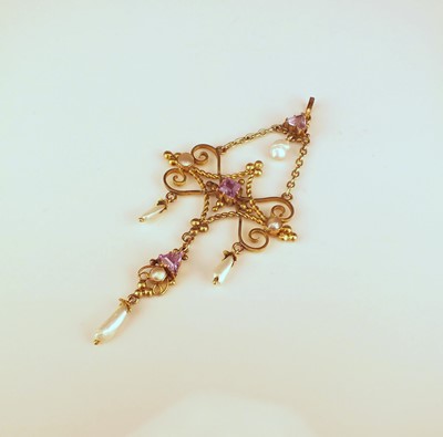 Lot 296 - An amethyst and baroque pearl pendant