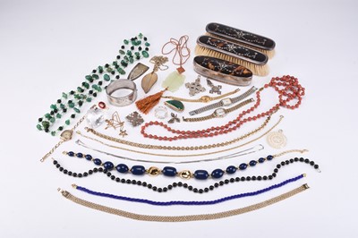 Lot 275 - A collection of various pieces of costume jewellery