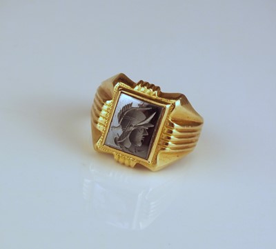 Lot 305 - A Hematite Centurion signet ring