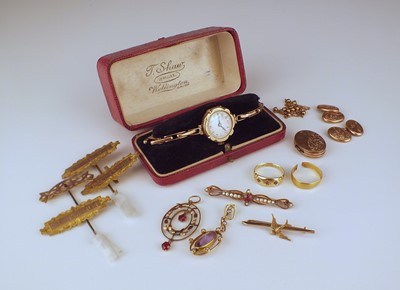 Lot 268 - A small collection of jewellery