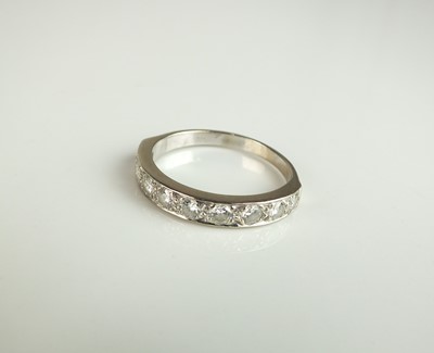 Lot 314 - A nine stone diamond ring
