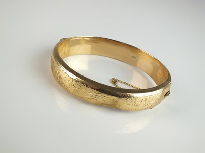 Lot 264 - A 9ct gold hinged bangle