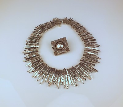 Lot 217 - A silver fringe necklace and a brooch