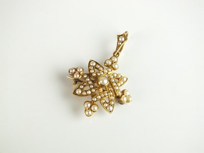 Lot 256 - A late 19th century split seed pearl set brooch / pendant
