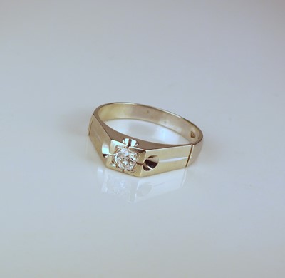 Lot 224 - A single stone diamond ring