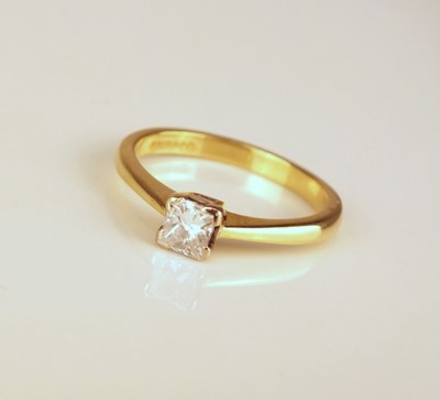 Lot 263 - An 18ct gold single stone diamond ring