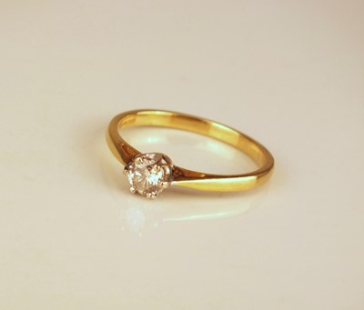 Lot 259 - An 18ct gold single stone diamond ring