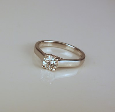 Lot 260 - A platinum single stone diamond ring