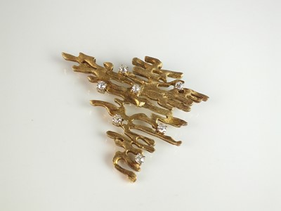 Lot 306 - A diamond set abstract brooch