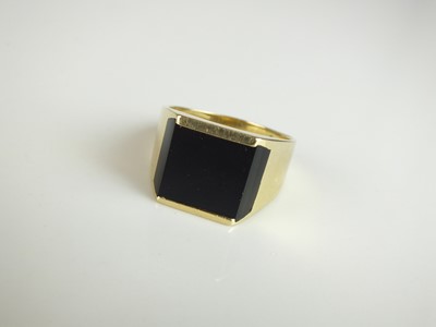 Lot 254 - An onyx set signet ring