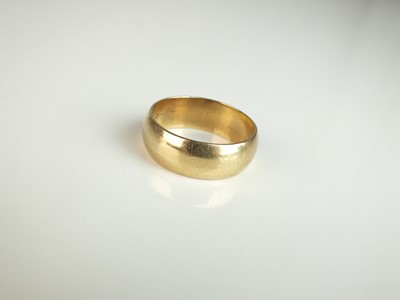 Lot 325 - A 9ct gold plain polished wedding band