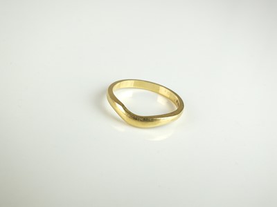 Lot 320 - An 18ct gold wedding band