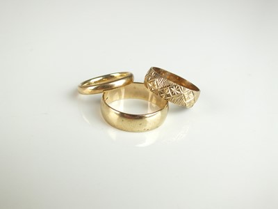 Lot 290 - A collection of three 9ct gold wedding bands