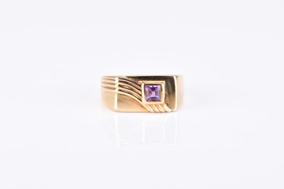 Lot 288 - An 9ct gold amethyst set signet ring