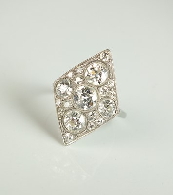 Lot 295 - An Art Deco diamond set plaque cluster ring