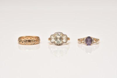 Lot 312 - Three stone set rings