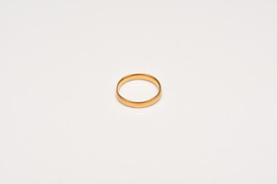 Lot 250 - A 22ct gold wedding band
