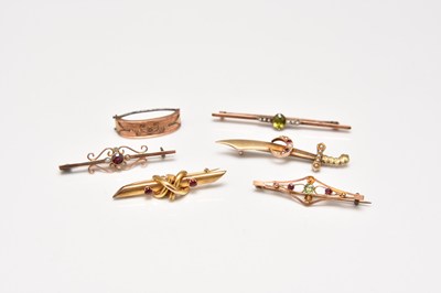 Lot 169 - A collection of bar brooches and a scarf pin
