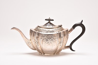 Lot 70 - An Edwardian silver teapot