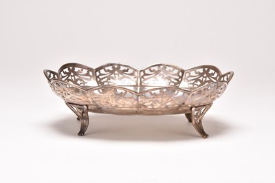 Lot 11 - A silver bowl
