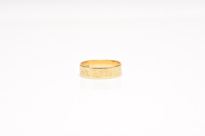Lot 236 - An 18ct gold wedding band
