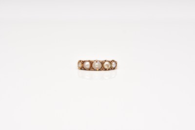 Lot 306 - A graduated five pearl ring