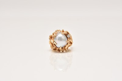 Lot 292 - A baroque pearl and diamond cocktail ring