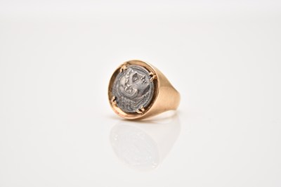 Lot 230 - A yellow metal signet ring