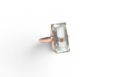 Lot 208 - A single stone aquamarine ring