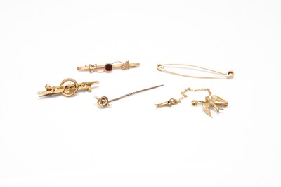 Lot 284 - A collection of brooches and pins