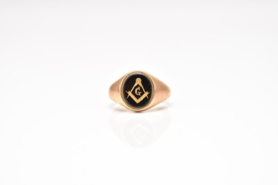 Lot 185 - A 9ct gold Masonic signet ring