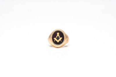 Lot 160 - A 9ct gold Masonic signer ring